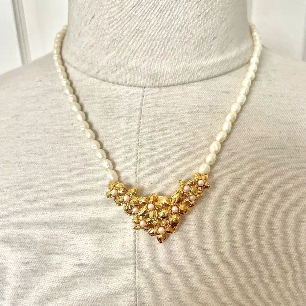 Avon vintage Pearl golden bouquet necklace